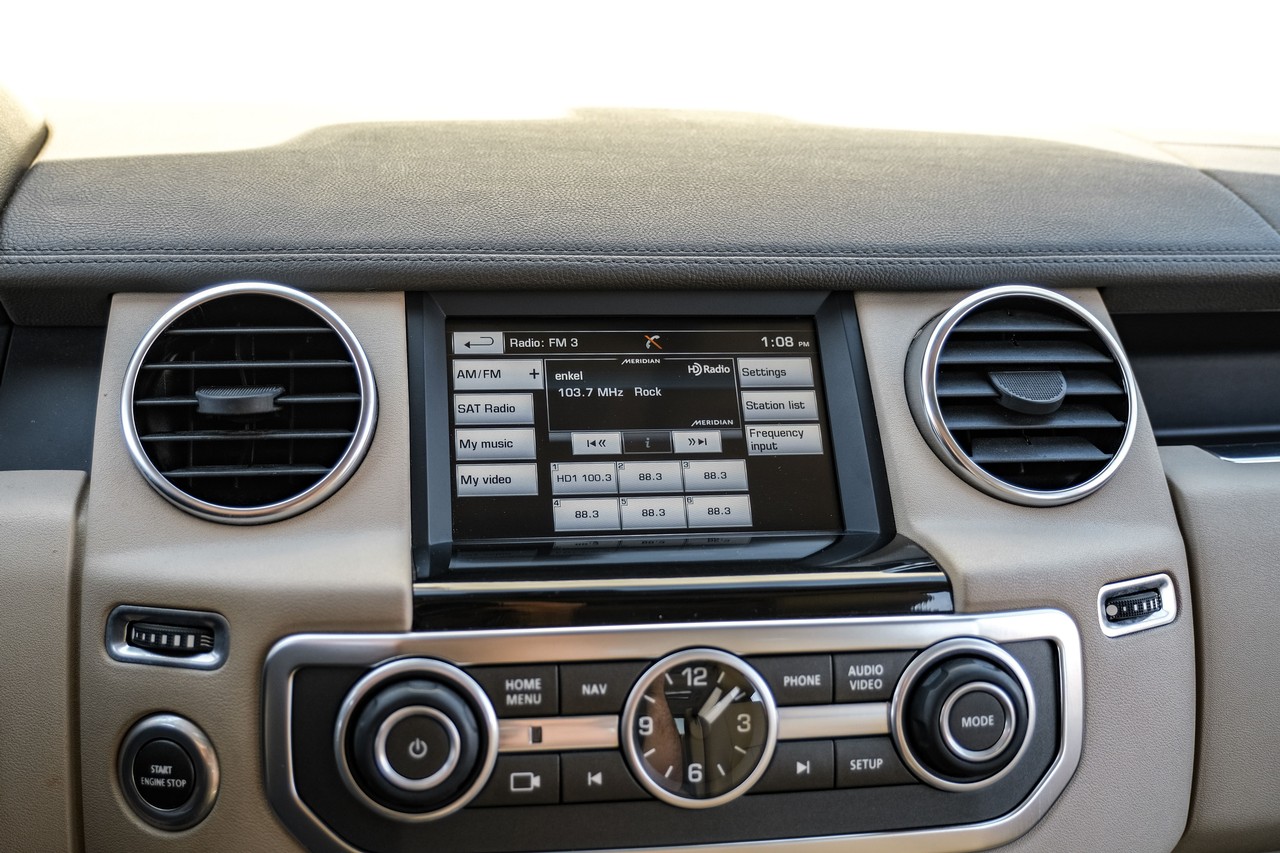 Land Rover LR4 Vehicle Main Gallery Image 30