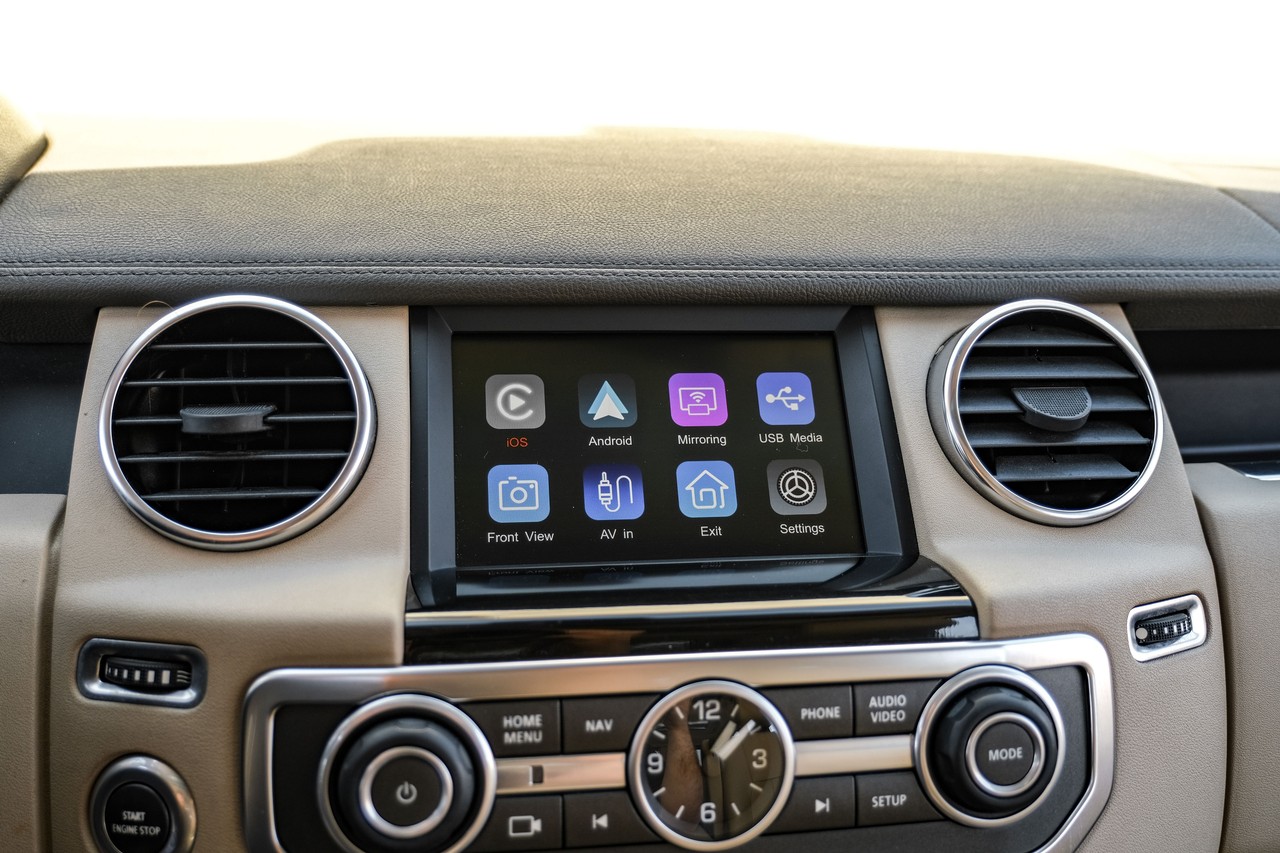 Land Rover LR4 Vehicle Main Gallery Image 31