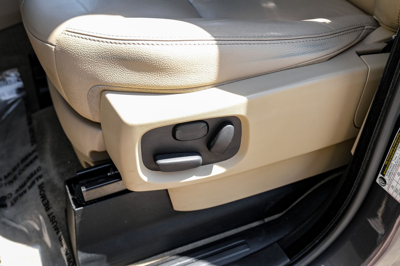 Land Rover LR4 Vehicle Main Gallery Image 33