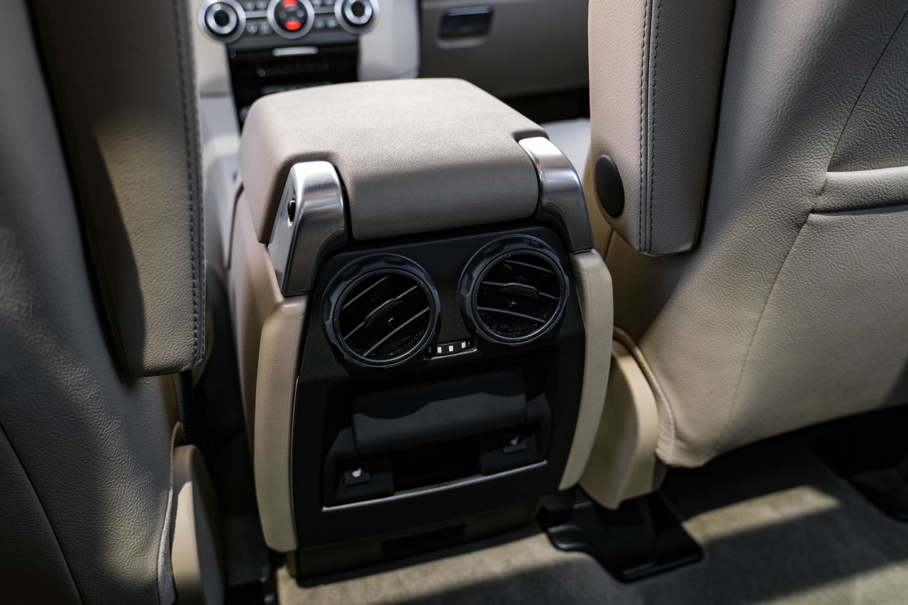 Land Rover LR4 Vehicle Main Gallery Image 38