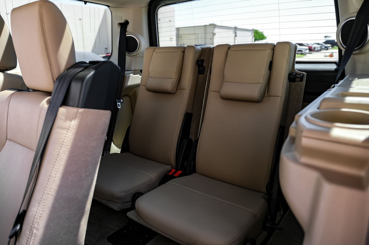 Land Rover LR4 Vehicle Main Gallery Image 41