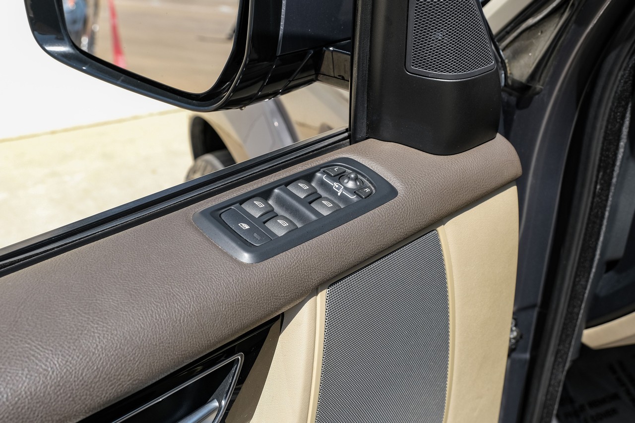 Land Rover LR4 Vehicle Main Gallery Image 43