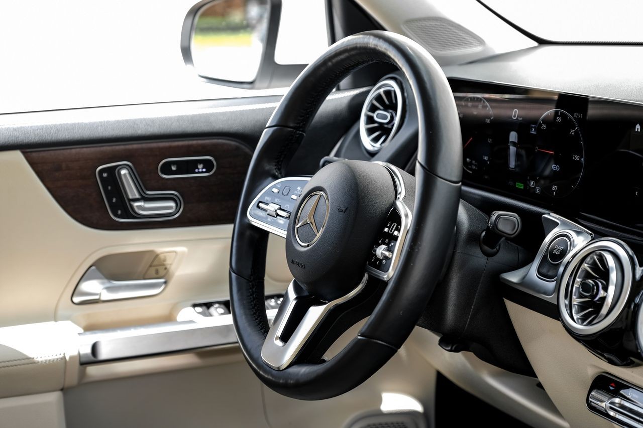 Mercedes-Benz EQB Vehicle Main Gallery Image 13