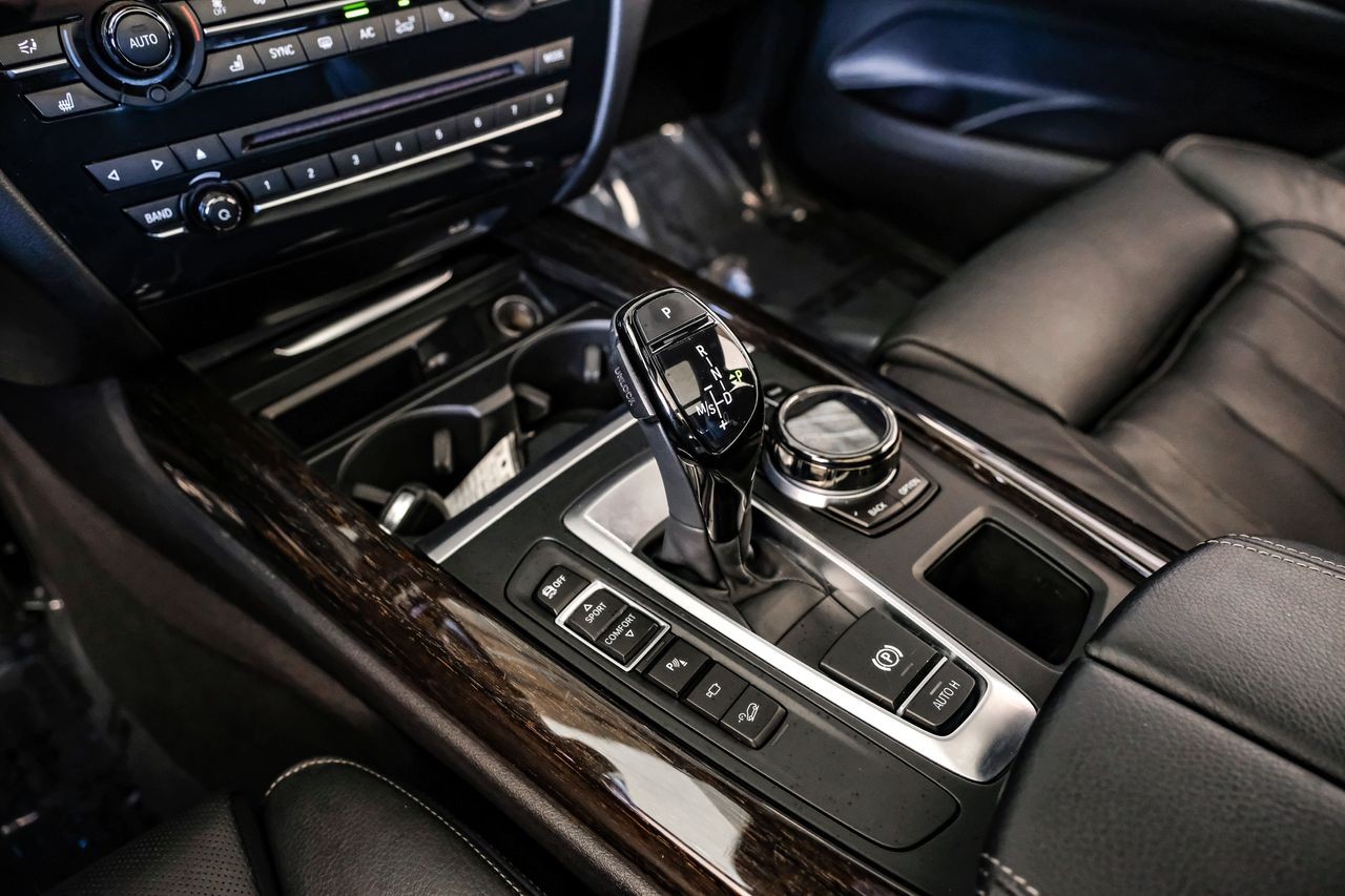 BMW X5 Vehicle Main Gallery Image 24