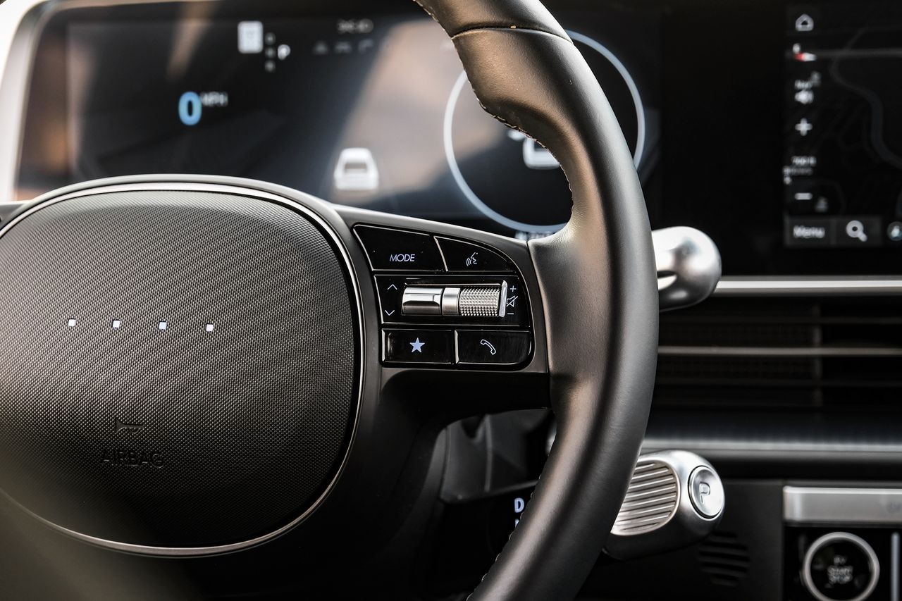 Hyundai IONIQ 6 Vehicle Main Gallery Image 17