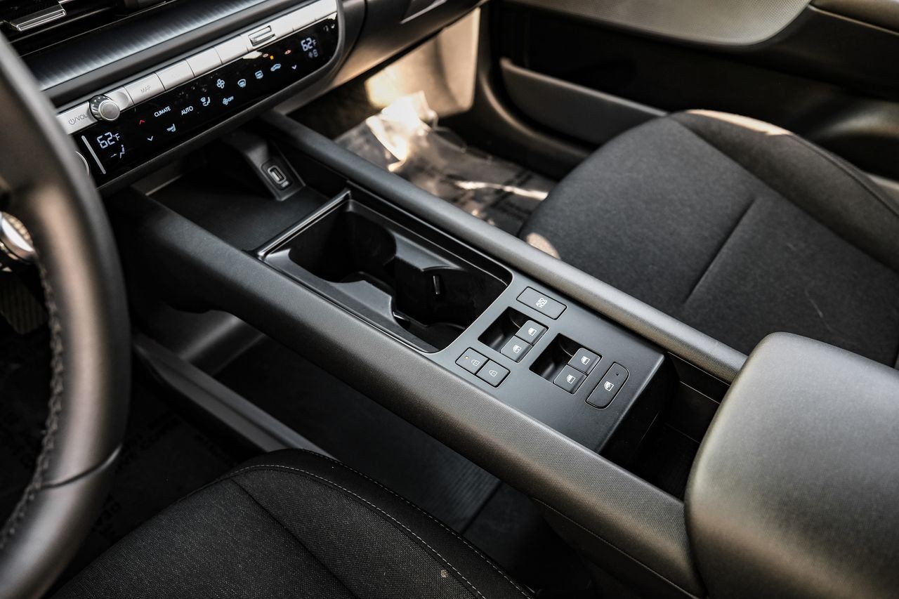 Hyundai IONIQ 6 Vehicle Main Gallery Image 23