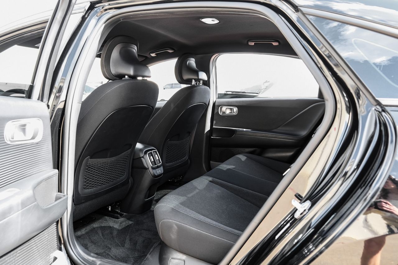 Hyundai IONIQ 6 Vehicle Main Gallery Image 39