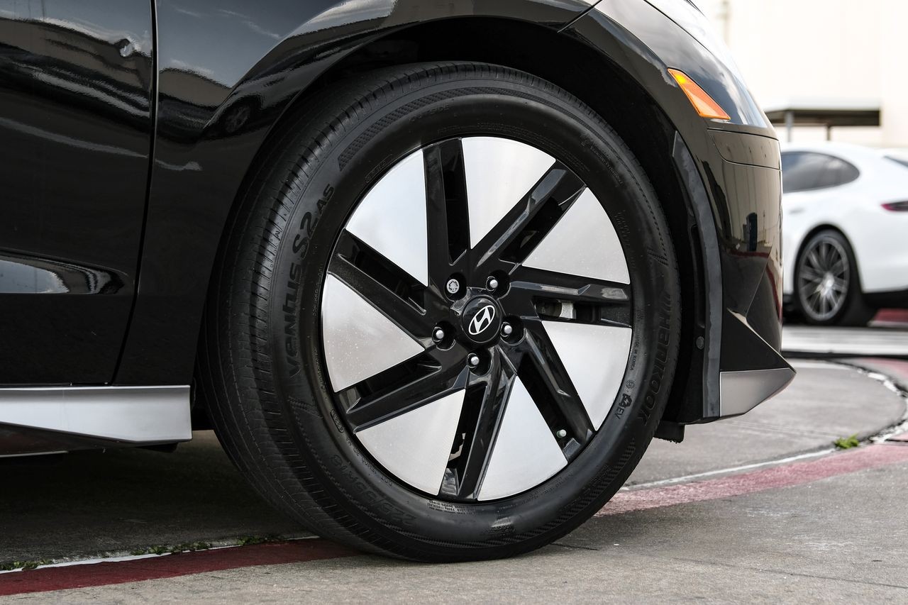 Hyundai IONIQ 6 Vehicle Main Gallery Image 51