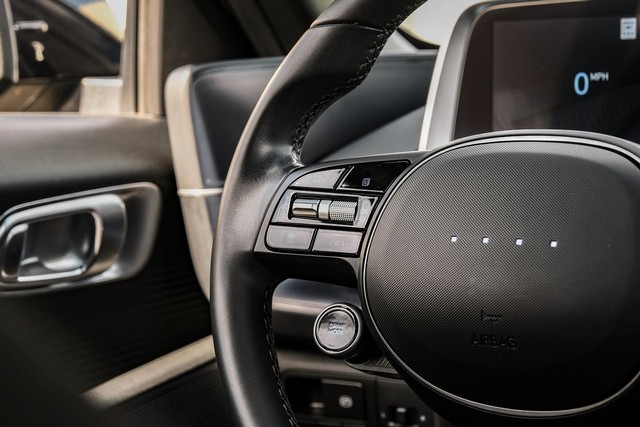Hyundai IONIQ 6 Vehicle Main Gallery Image 16