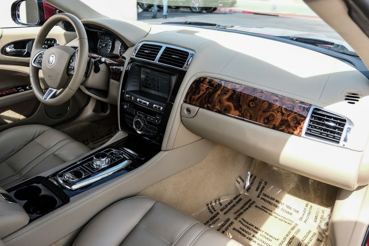Jaguar XK Vehicle Main Gallery Image 12