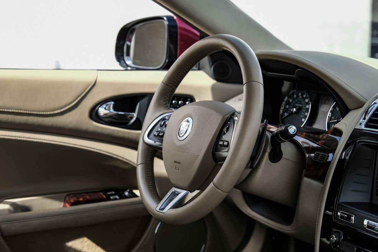 Jaguar XK Vehicle Main Gallery Image 13