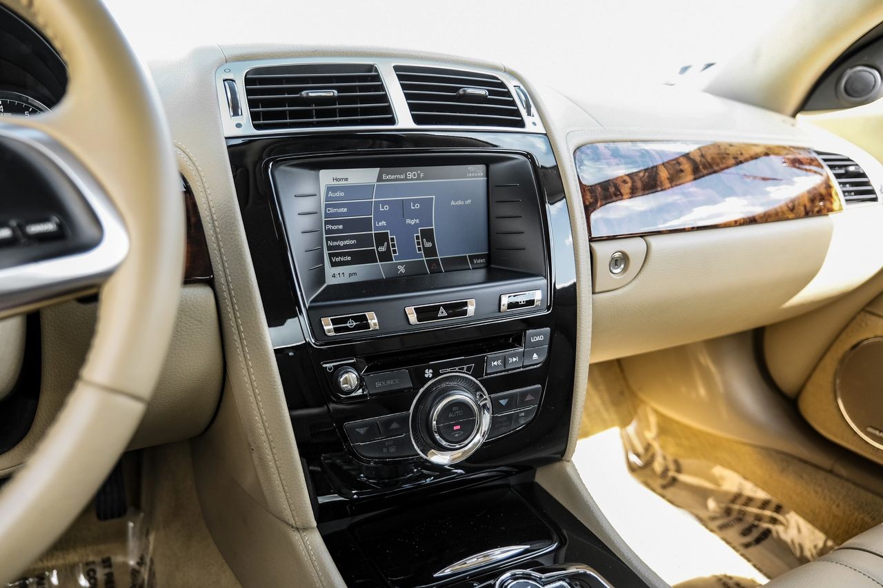 Jaguar XK Vehicle Main Gallery Image 19