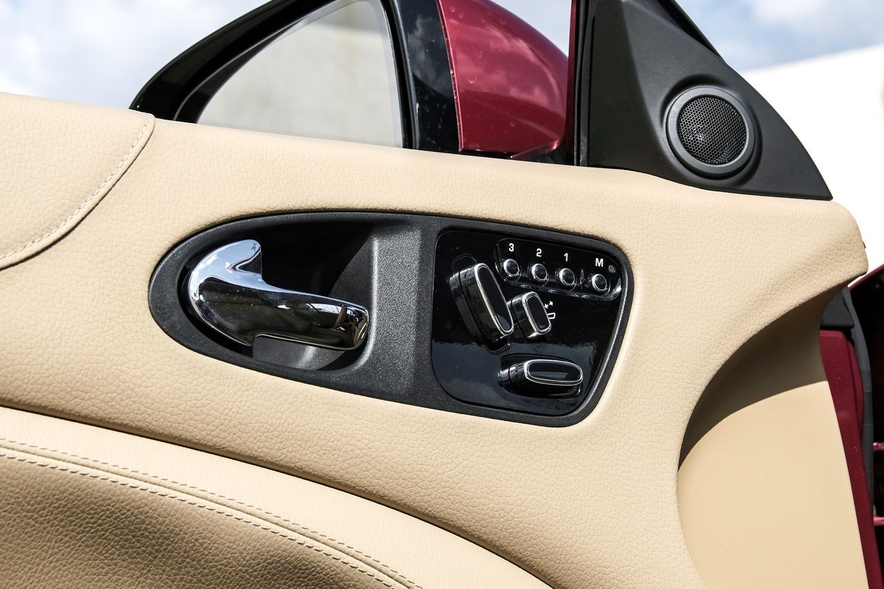 Jaguar XK Vehicle Main Gallery Image 31