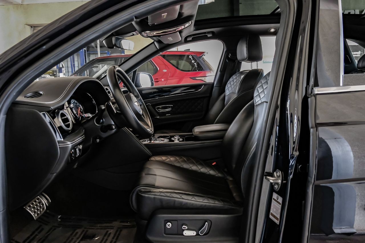 Bentley Bentayga Vehicle Main Gallery Image 04