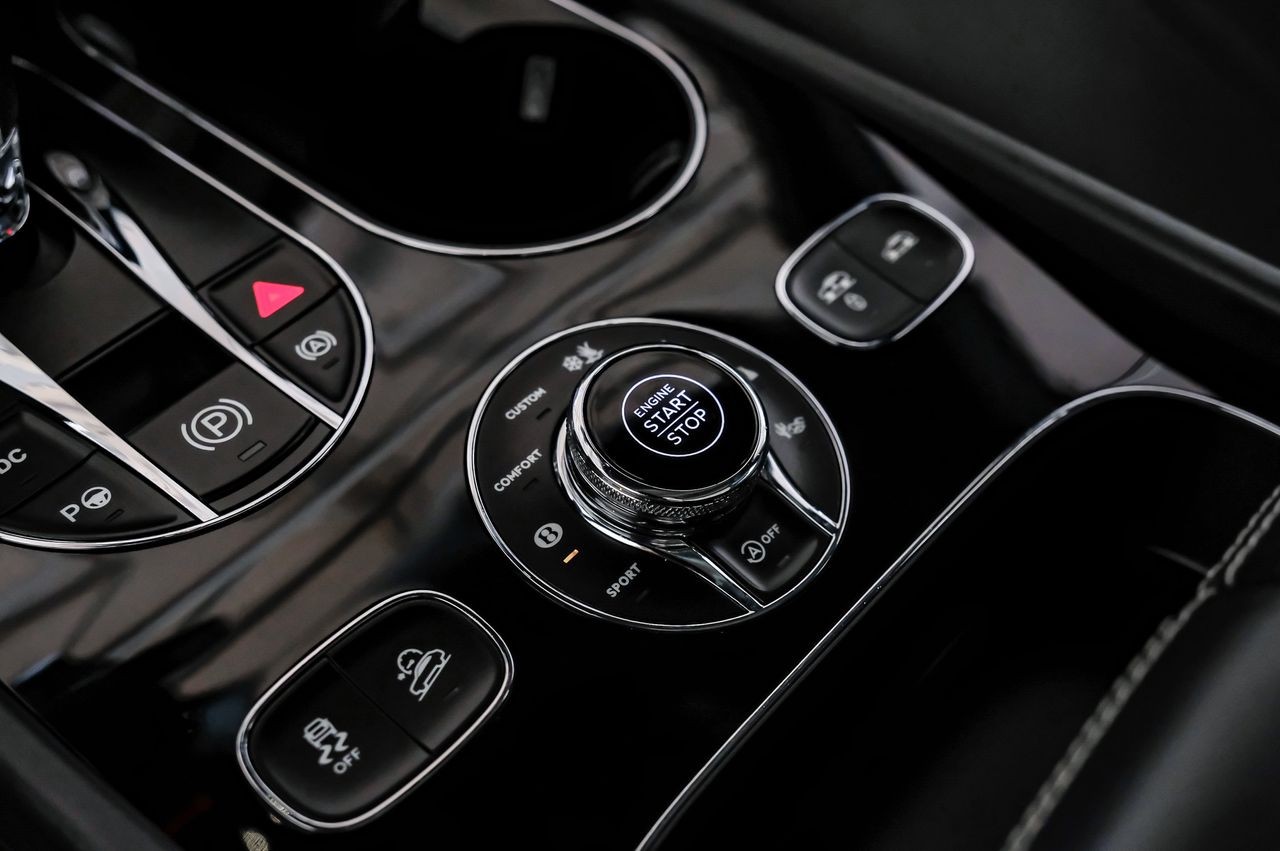 Bentley Bentayga Vehicle Main Gallery Image 26