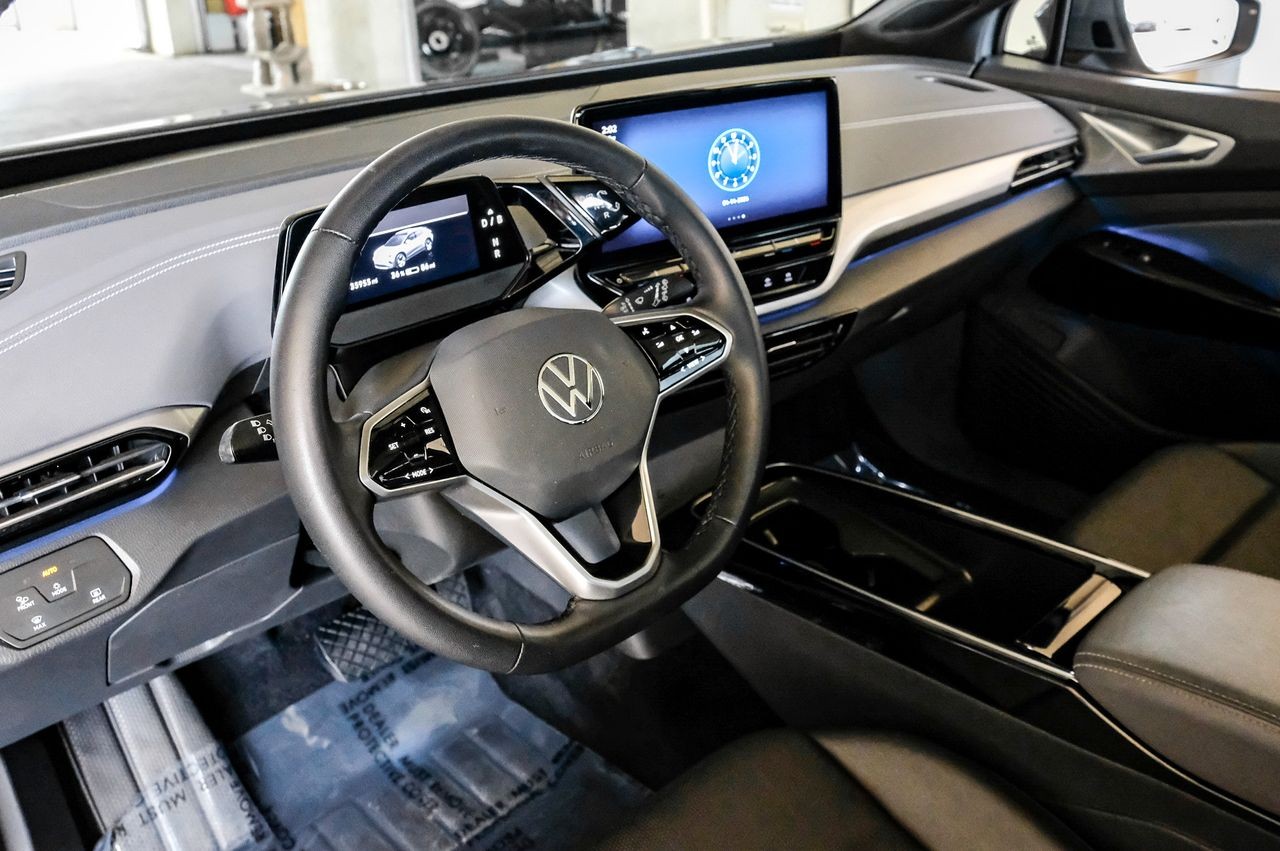 Volkswagen ID.4 Vehicle Main Gallery Image 03