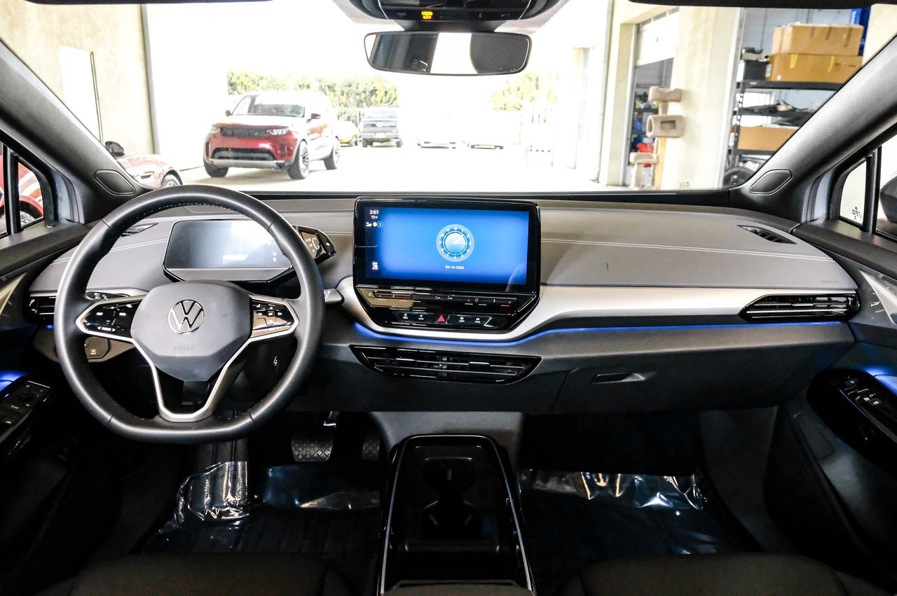 Volkswagen ID.4 Vehicle Main Gallery Image 15