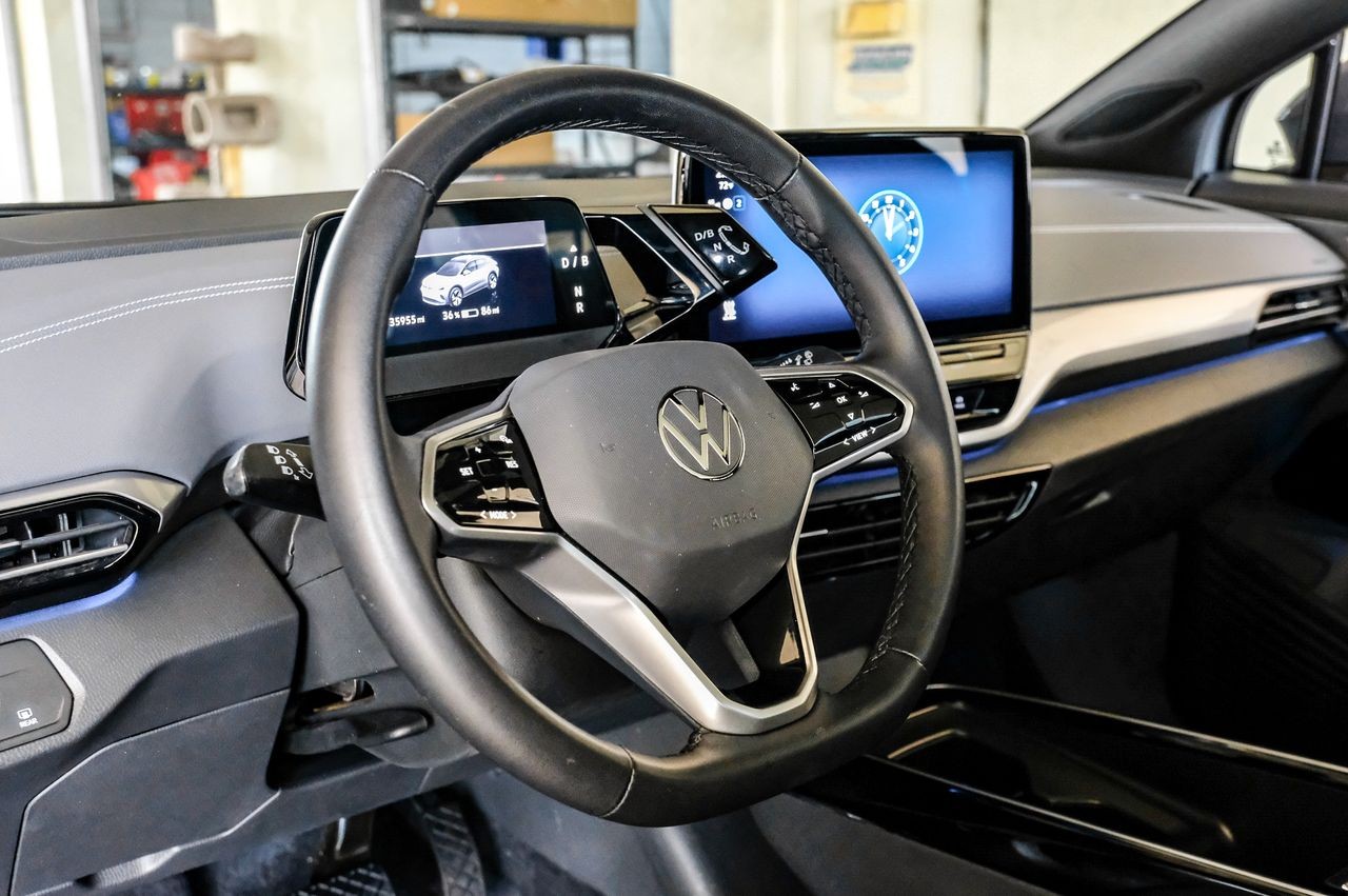 Volkswagen ID.4 Vehicle Main Gallery Image 16