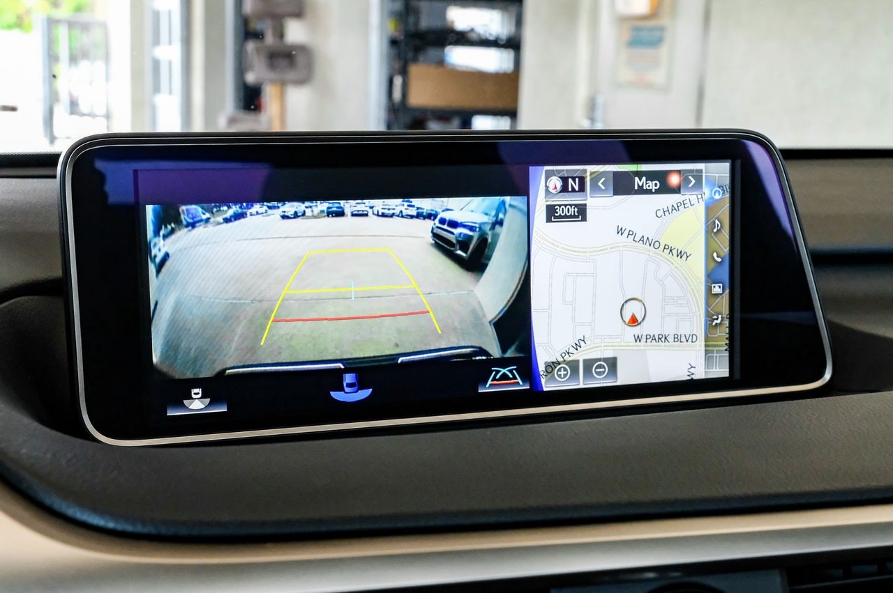 Lexus RX Vehicle Main Gallery Image 22