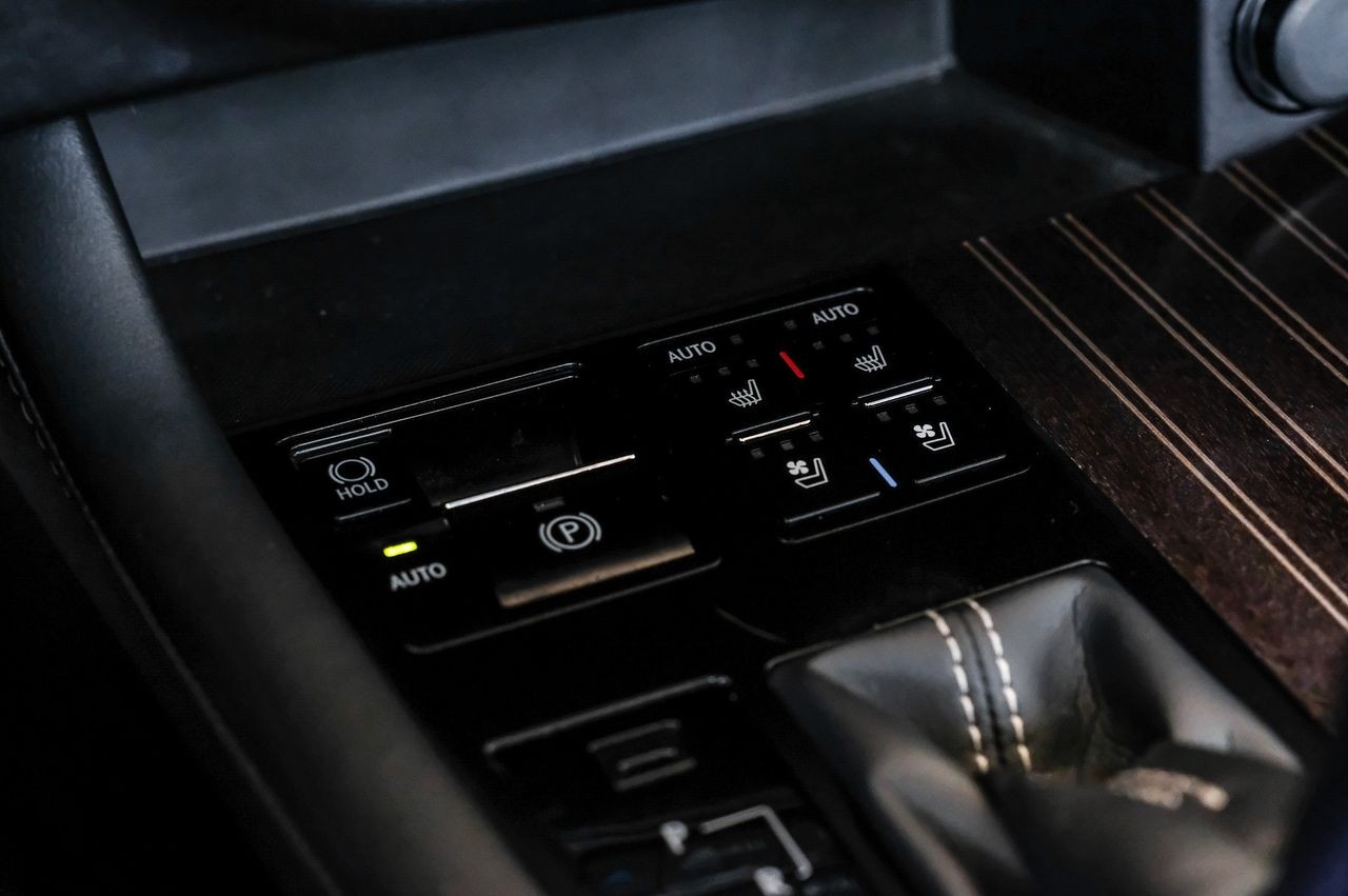 Lexus RX Vehicle Main Gallery Image 26