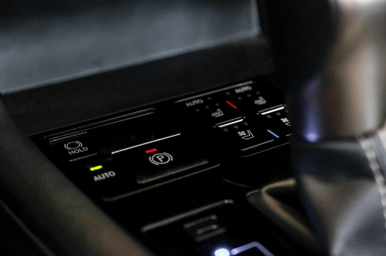 Lexus RX Vehicle Main Gallery Image 27