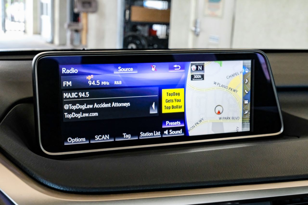 Lexus RX Vehicle Main Gallery Image 32