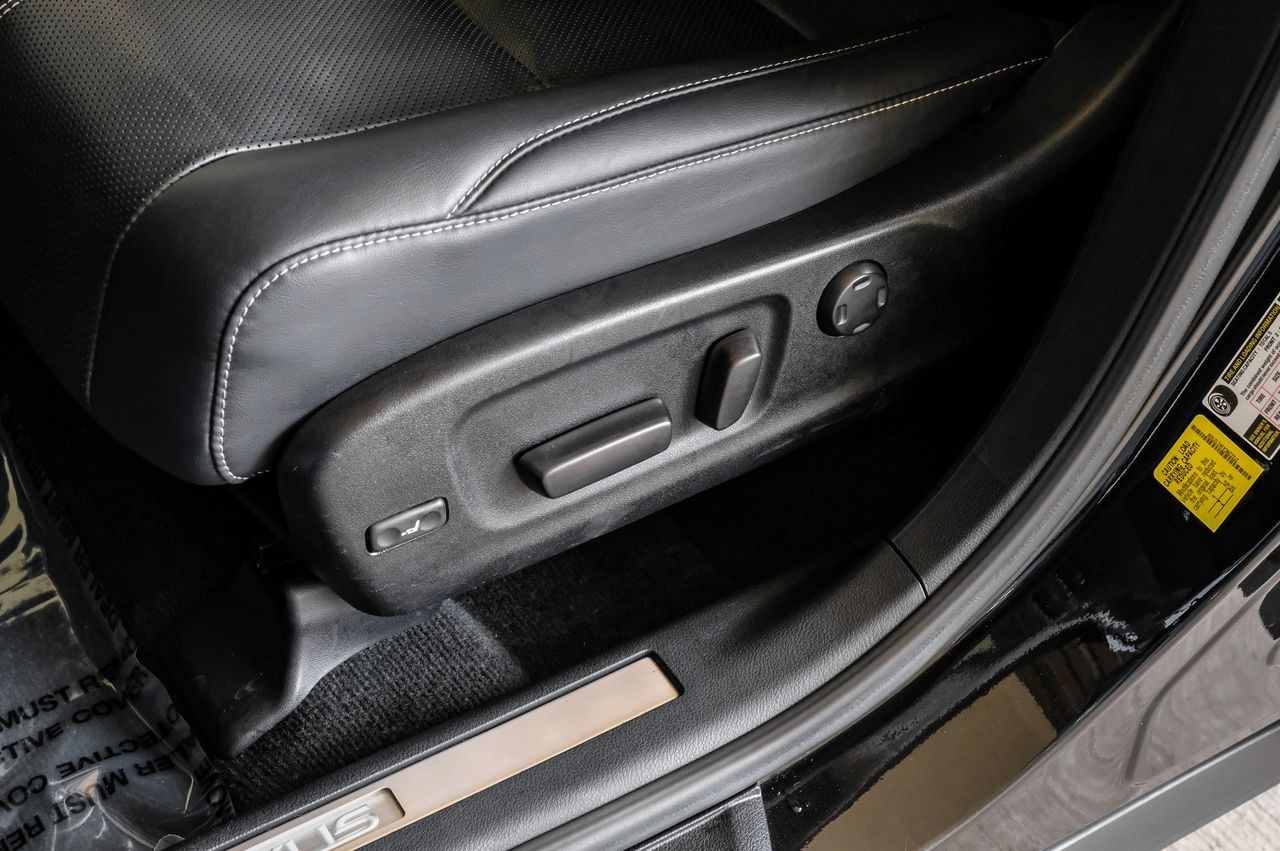 Lexus RX Vehicle Main Gallery Image 35