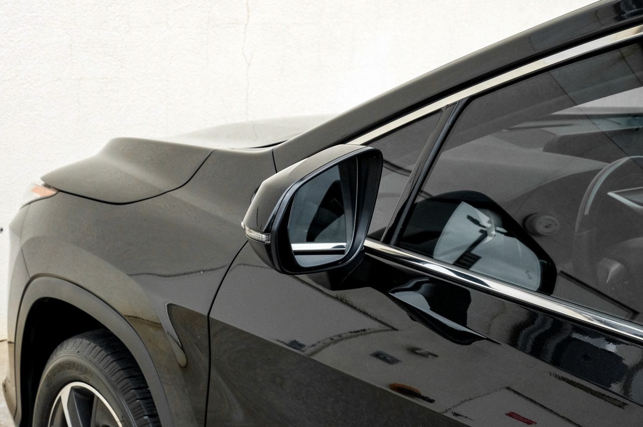 Lexus RX Vehicle Main Gallery Image 43