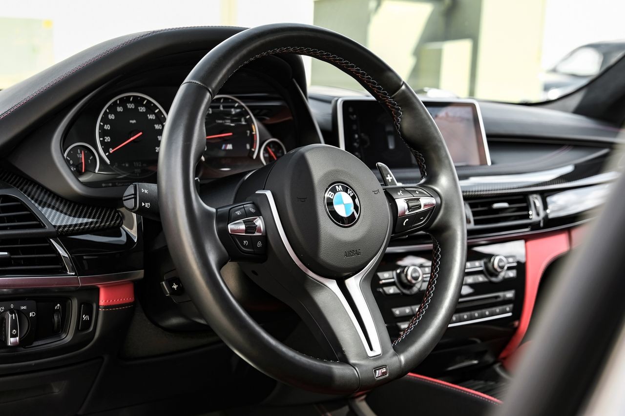 BMW X5 M Vehicle Main Gallery Image 15