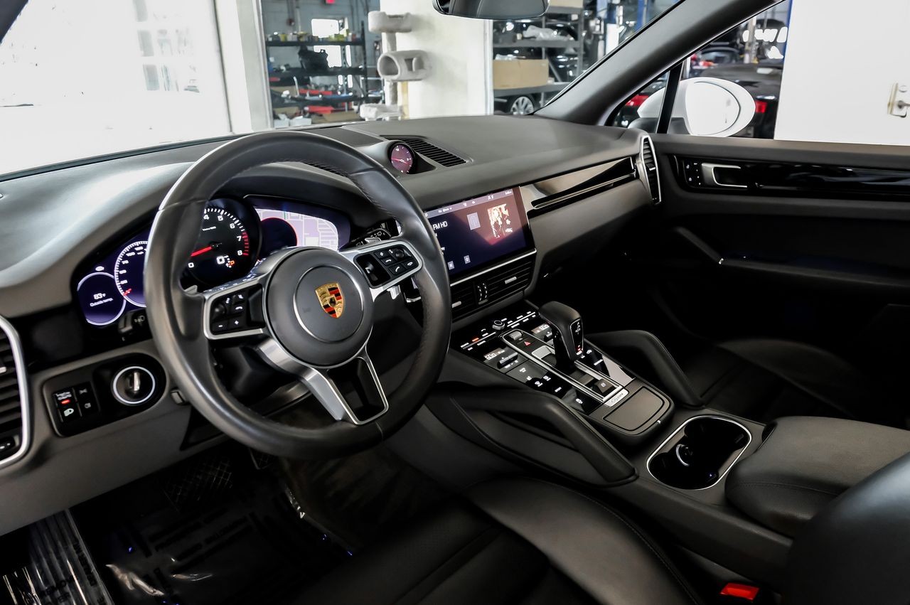 Porsche Cayenne Vehicle Main Gallery Image 03