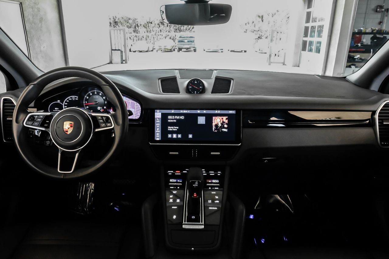 Porsche Cayenne Vehicle Main Gallery Image 14