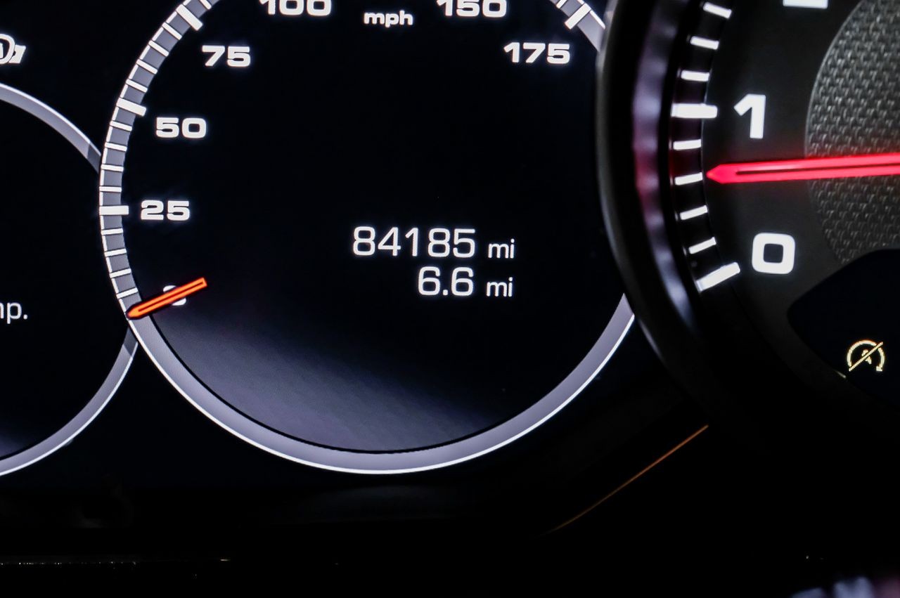 Porsche Cayenne Vehicle Main Gallery Image 21