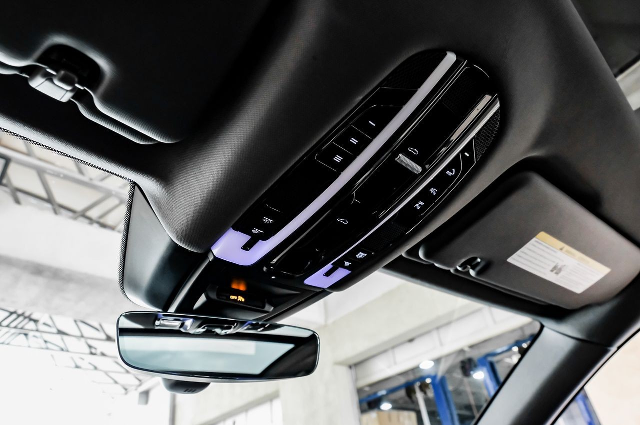 Porsche Cayenne Vehicle Main Gallery Image 23