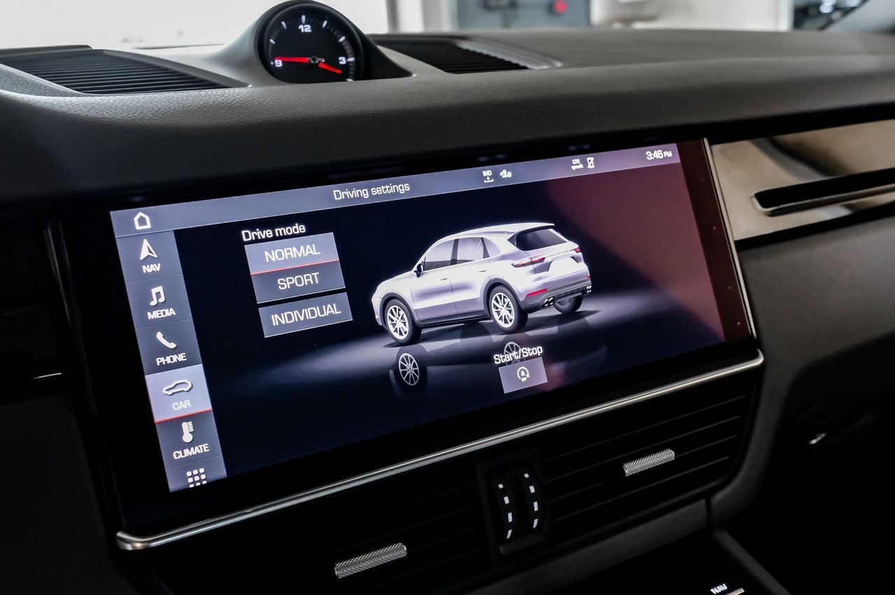 Porsche Cayenne Vehicle Main Gallery Image 24