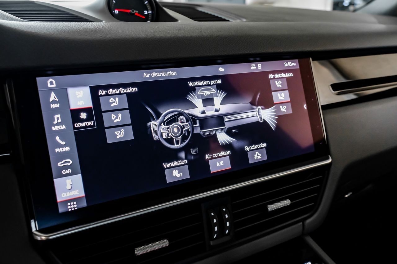 Porsche Cayenne Vehicle Main Gallery Image 25