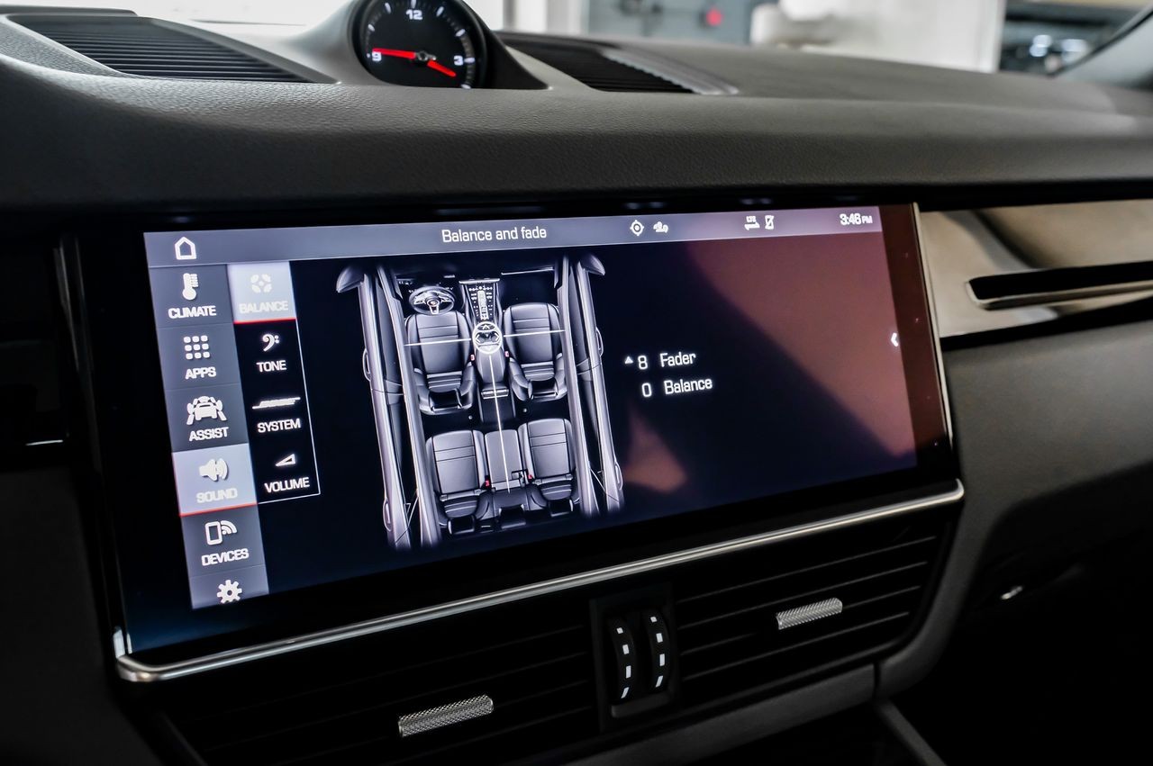 Porsche Cayenne Vehicle Main Gallery Image 28