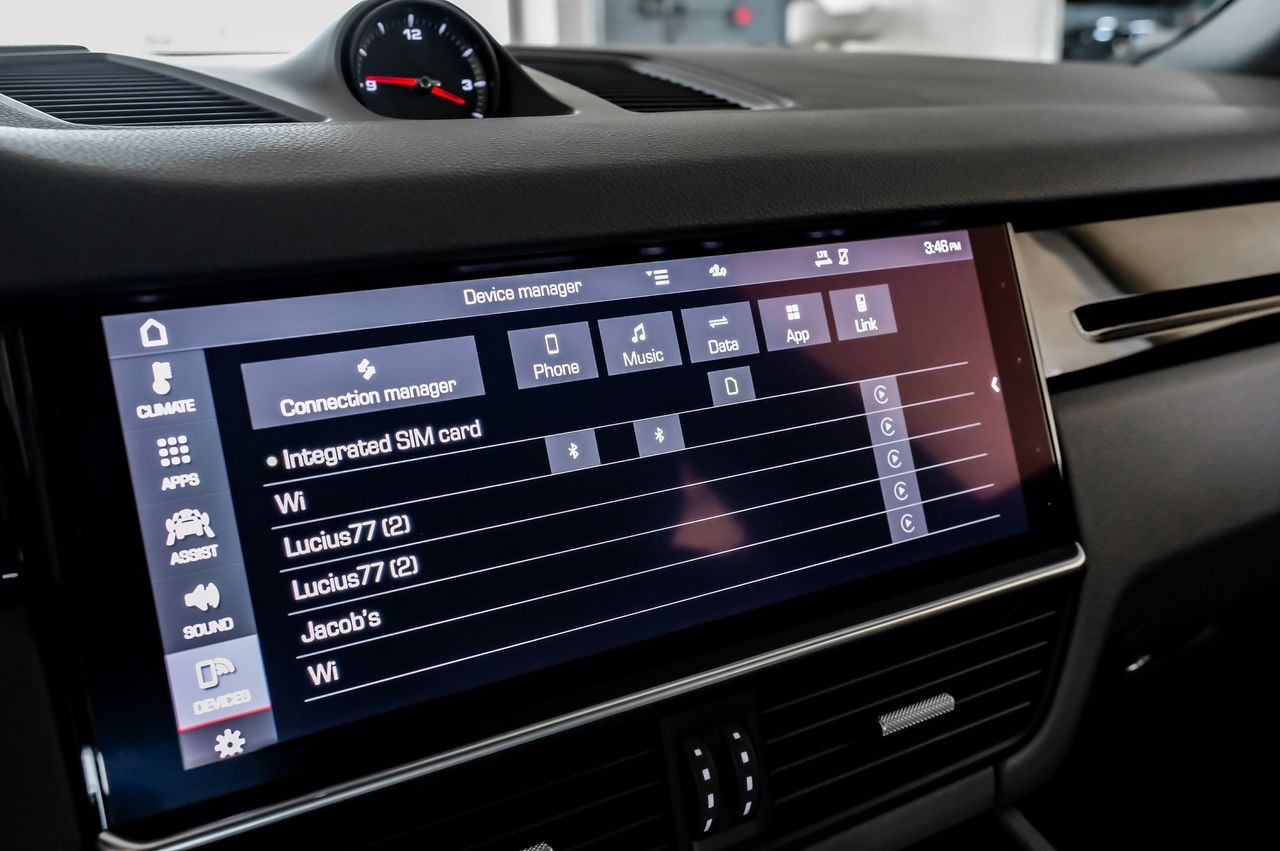 Porsche Cayenne Vehicle Main Gallery Image 29