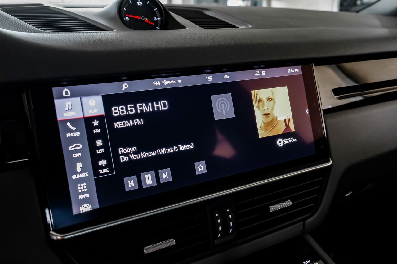 Porsche Cayenne Vehicle Main Gallery Image 32