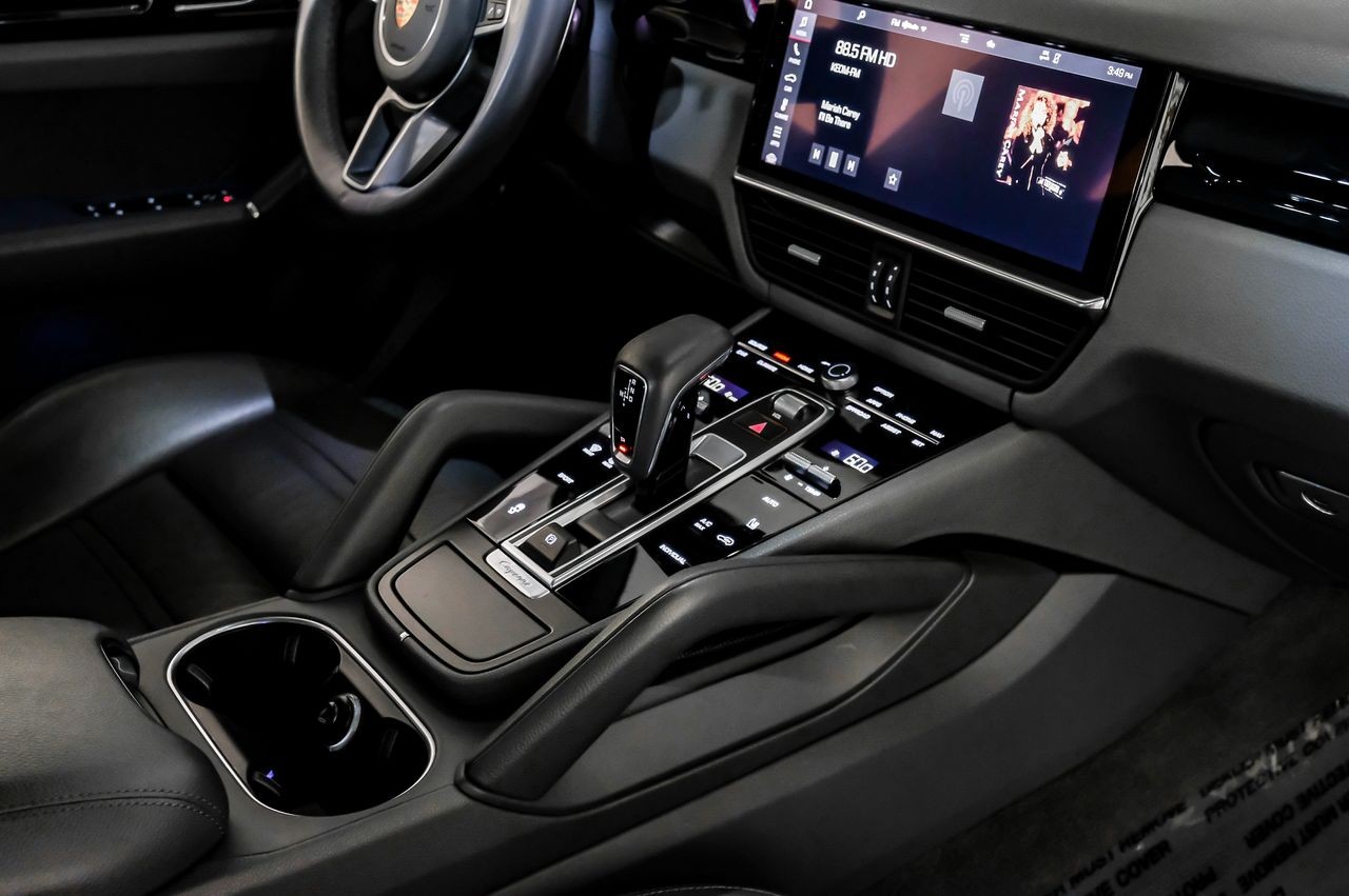 Porsche Cayenne Vehicle Main Gallery Image 33