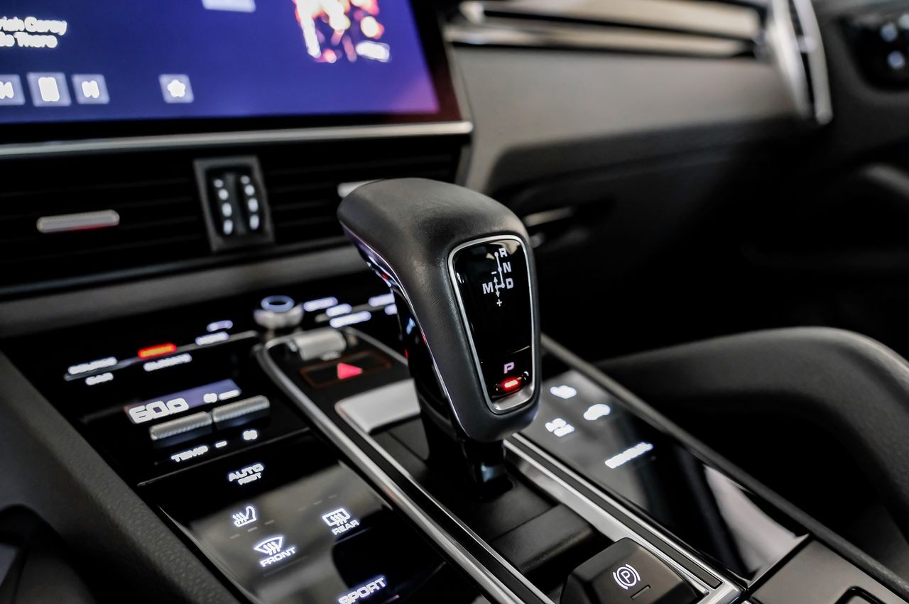 Porsche Cayenne Vehicle Main Gallery Image 35