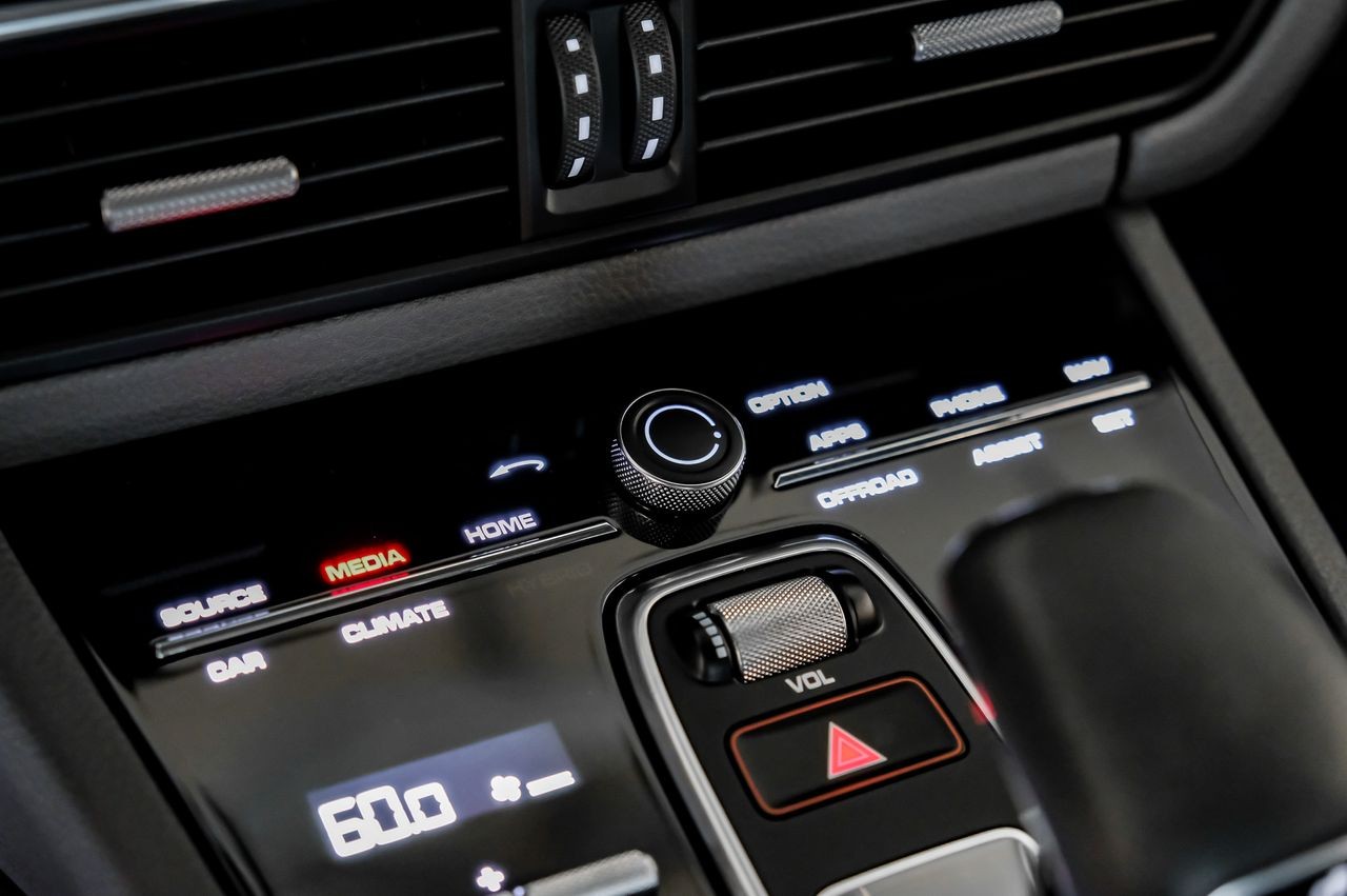 Porsche Cayenne Vehicle Main Gallery Image 36