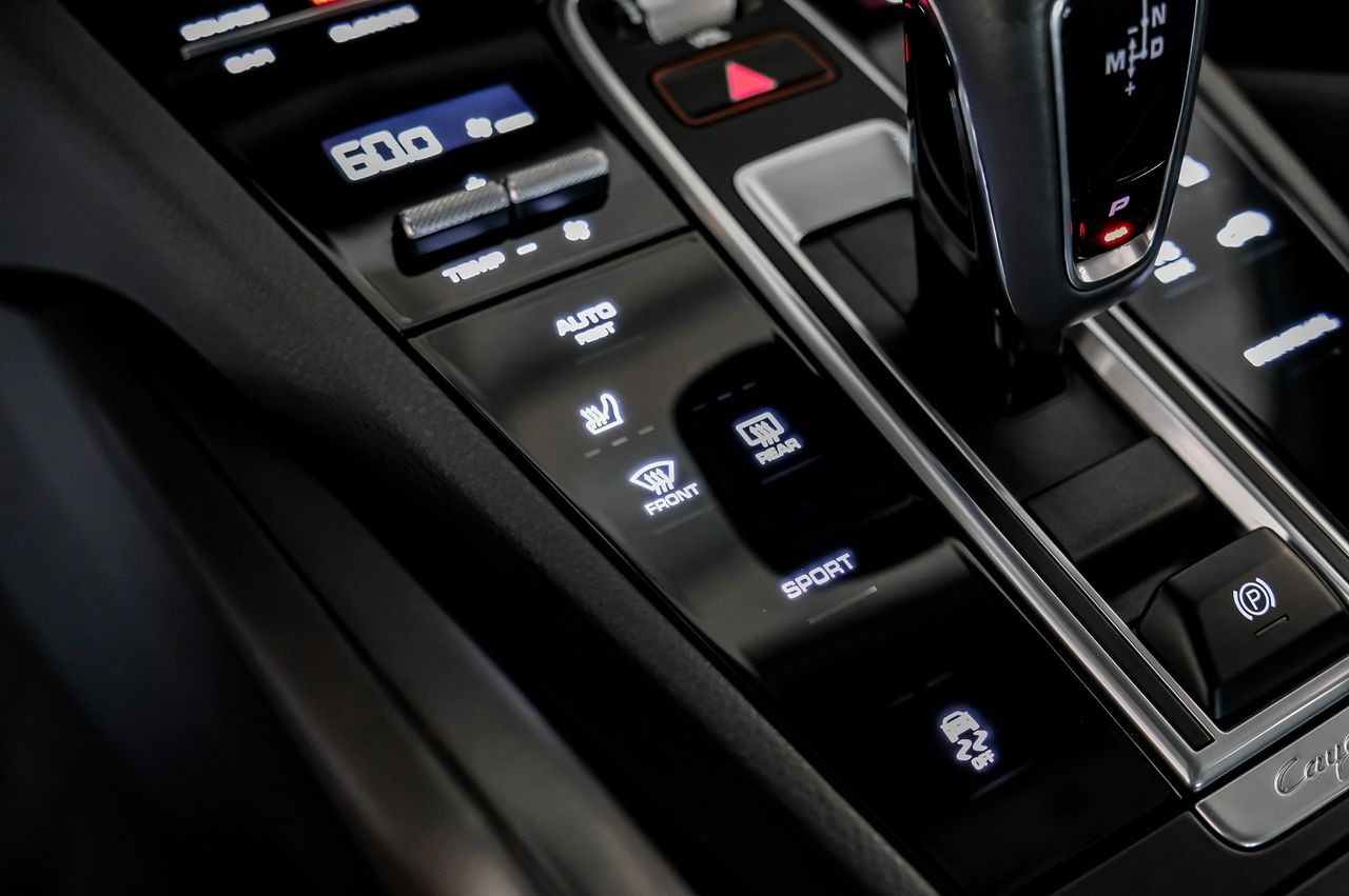 Porsche Cayenne Vehicle Main Gallery Image 37