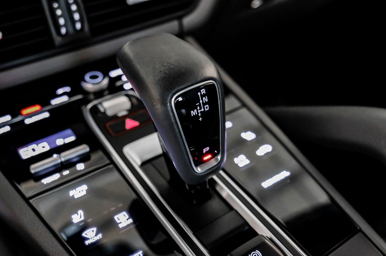 Porsche Cayenne Vehicle Main Gallery Image 38