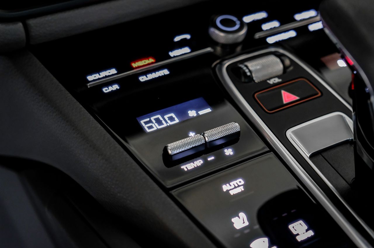 Porsche Cayenne Vehicle Main Gallery Image 39