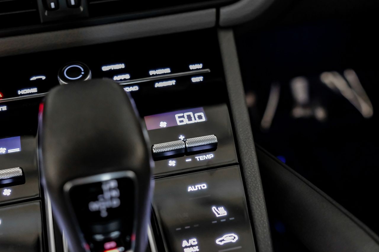 Porsche Cayenne Vehicle Main Gallery Image 40