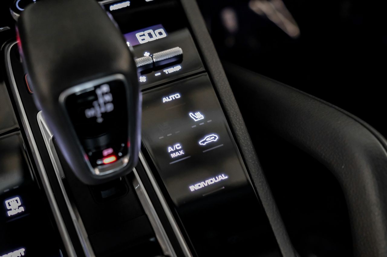 Porsche Cayenne Vehicle Main Gallery Image 41