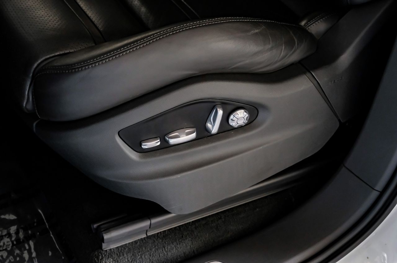 Porsche Cayenne Vehicle Main Gallery Image 43