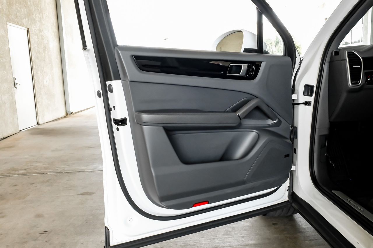 Porsche Cayenne Vehicle Main Gallery Image 52