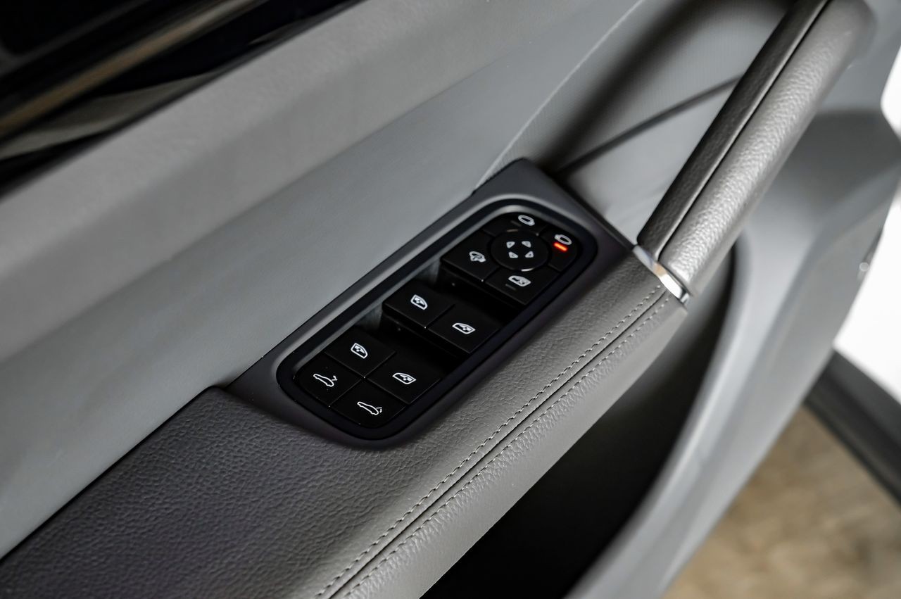 Porsche Cayenne Vehicle Main Gallery Image 53