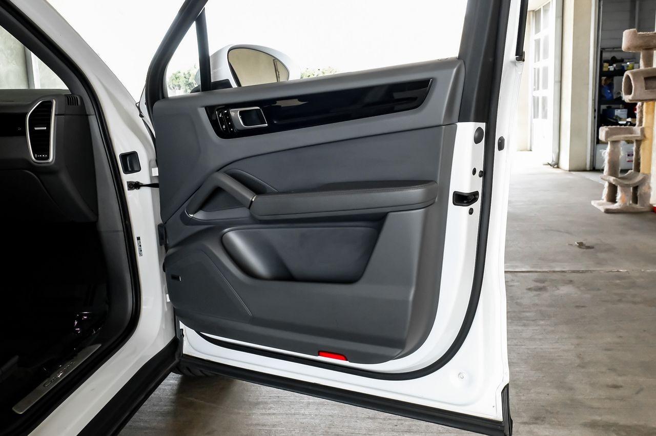 Porsche Cayenne Vehicle Main Gallery Image 55